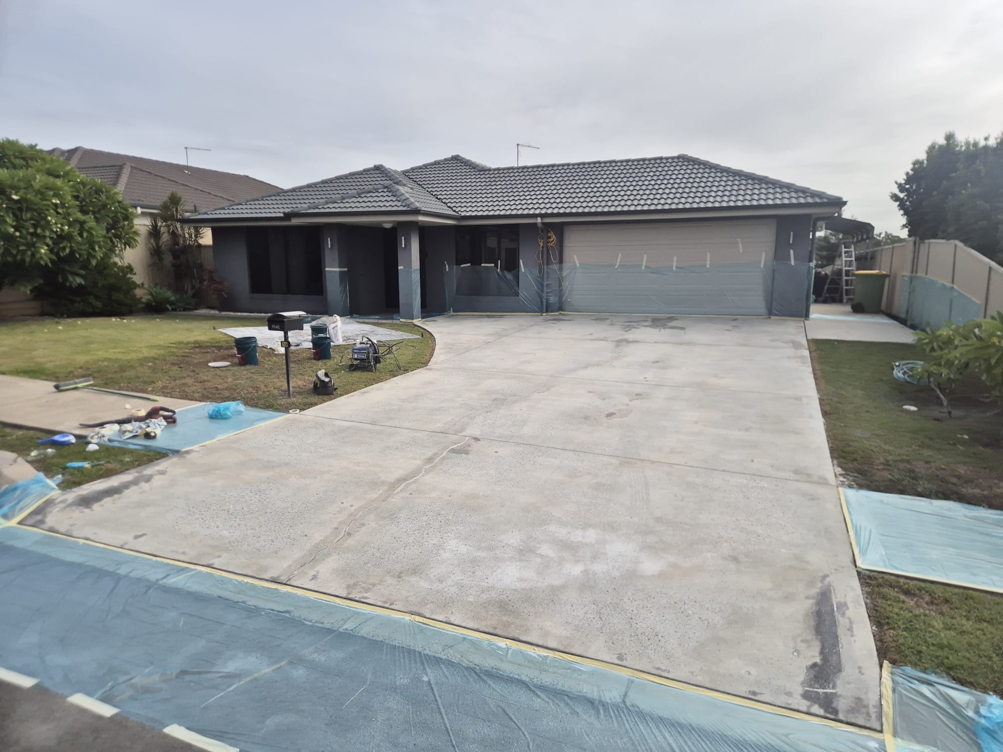 Driveway before covercrete resurfacing in Blue Mountain with fleck